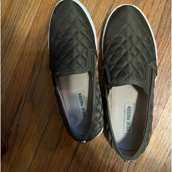 Steve Madden they are an olive color nice flat - Picture 2 of 2
